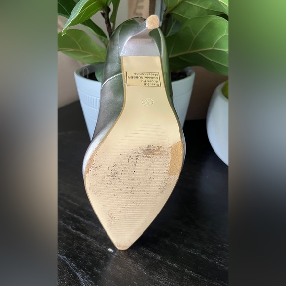 Signature By Olivia Miller Silver Pointed Toe Heels - Picture 4 of 9